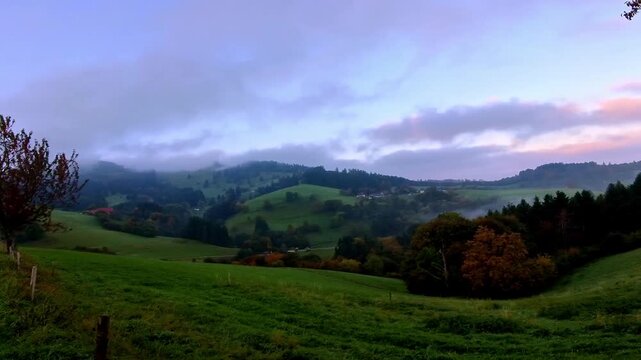 Idyllische Morgenlandschaft &ndash; sanfte H&uuml;gel, gr&uuml;ne Wiesen, farbenfroher Himmel, perfekte Auszeit in der Natur, Ruhe, Morgenstimmung, Weitblick, Landschaft, wandern, Schwarzwald, l&auml;ndliche Szene
