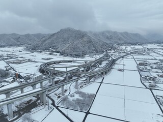 岐阜のインターチェンジ付近の高速道路の風景　ドローン空撮