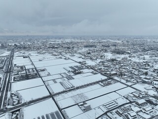 岐阜のインターチェンジ付近の高速道路の風景　ドローン空撮