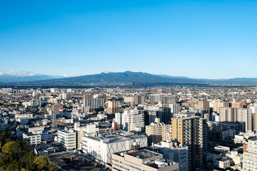 Obraz premium 高崎市役所展望台から見る赤城山と高崎市街