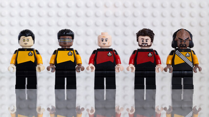 Naklejka premium Dortmund - Deutschland 14. Januar 2026 Lego Minifiguren die Crew der Enterprise - Studio Aufnahme