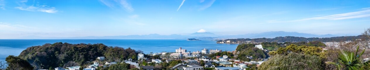 Obraz premium 冬の青空に映える雪化粧の富士山と江の島、逗子マリーナの絶景のパノラマ