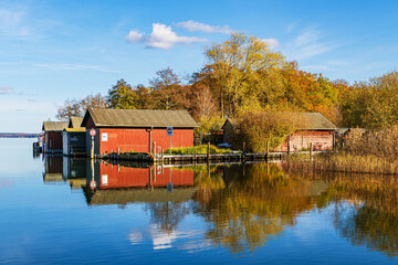 Bootsh&auml;user und B&auml;ume am Plauer See in der Stadt Plau am See