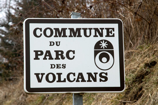 Sentiers de randonn&eacute;es. Lac Pavin, Parc naturel r&eacute;gional des volcans, 63, Puy-de-D&ocirc;me, France