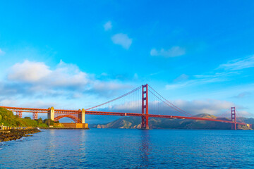 Obraz premium View of Golden Gate Bridge along the coastline in San Francisco