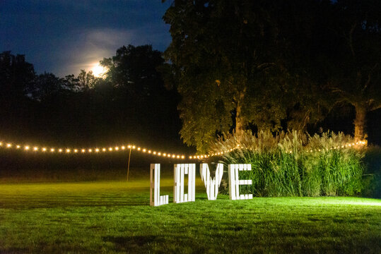 Lettres g&eacute;antes LOVE, D&eacute;coration ext&eacute;rieure de mariage faite avec des palettes europe