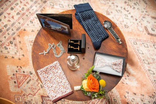 Flatlay, parfum, bijoux et accessoires hommes, mariage