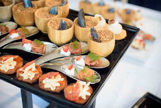Traiteur de mariage, cocktails, toasts, petits-fours, mini burgers, verrines