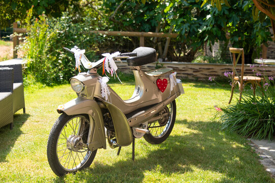 Mobylette d&eacute;cor&eacute;e sur le th&egrave;me du mariage