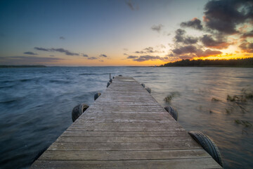 Ein Steg am See in Schweden bei Sonnenuntergang