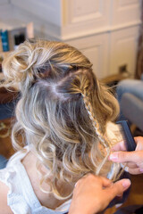 Coiffure femme, boucles et chignon de mariage