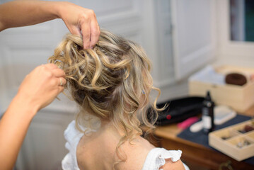 Fototapeta premium Coiffure femme, boucles et chignon de mariage