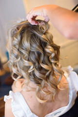Fototapeta premium Coiffure femme, boucles et chignon de mariage