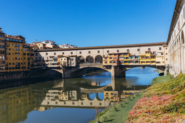 Obraz premium Ponte Vecchio bridge spanning Arno river in Florence