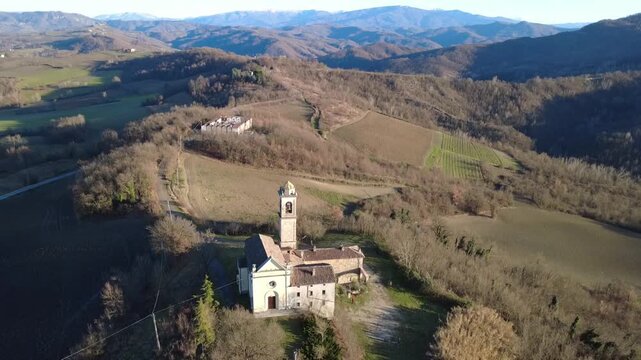 La chiesa di Sarizzola . Costa Vescovado - Alessandria - Colli Tortonesi - Piemonte - Italia