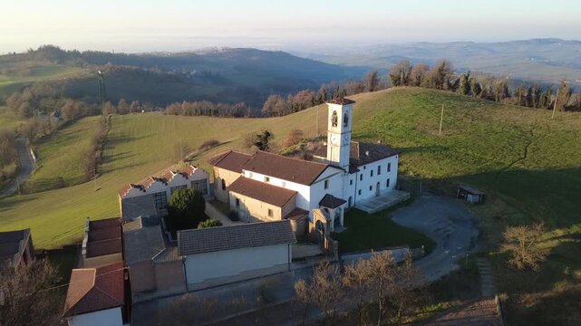 Pieve di San Biagio a Montemarzino, Colli Tortonesi - Tortona - Alessandria - Piemonte - Italia e panorami dei colli dal drone