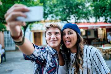 Naklejka premium Young couple taking a selfie with a smarphone.