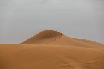 Une dune de sable dans le d&eacute;sert marocain.