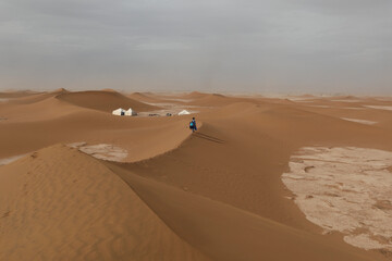Des tentes d'un bivouac dans le d&eacute;sert marocain.