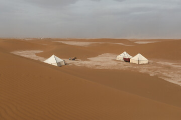 Des tentes d'un bivouac dans le d&eacute;sert marocain.