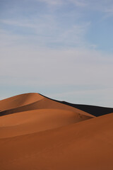 Une dune de sable dans le d&eacute;sert marocain.
