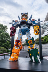 Naklejka premium Shanghai, China - September 23, 2025 The image features Herobot 9000, a massive sculpture made from 2.8 million individual LEGO bricks