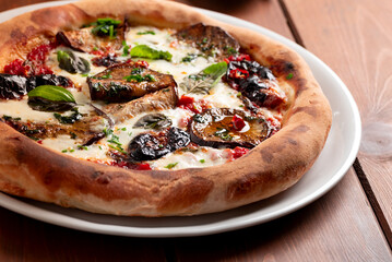 Pizza italiana con melanzane, mozzarella e pomodoro 