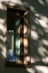 Schattenspiel an einer Hauswand