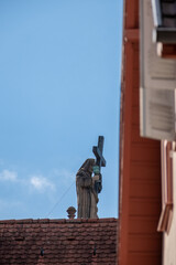 Statue mit einem Kelch und dem Kreuz Christi, Heidelberg
