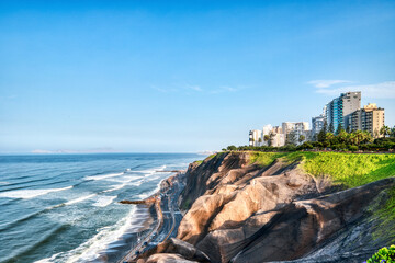 Obraz premium Cliffs on the Pacific Ocean Coast near Miraflores, Lima during a Sunny Day