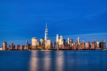 Obraz premium Illuminated New York City Skyline View at Dusk, New York