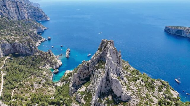 Vue a&eacute;rienne par drone des calanques pr&egrave;s de Marseille et de la M&eacute;diterran&eacute;e 