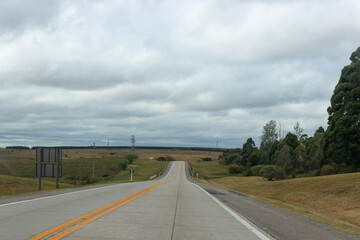 Ruta con cielo nublado