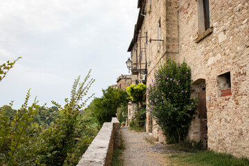 Naklejka premium street in the old town of Colle di Val d'Elsa, province of Siena, Tuscany, Italy