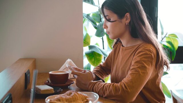 Handheld video capturing an authentic everyday moment with natural movement and realistic framing. The scene reflects a casual lifestyle atmosphere, suitable for concepts such as daily life, modern li