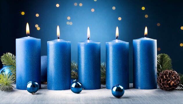 Cinco Velas Azules Con Decoracion Navidena