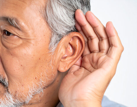 Persona mayor con la mano detr&aacute;s de la oreja para escuchar mejor, concepto de p&eacute;rdida auditiva, sordera, salud auditiva y cuidado auditivo en el d&iacute;a mundial de la audici&oacute;n