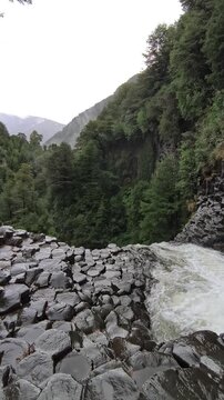 Cascada piedras bas&aacute;lticas, garganta del brujo Cunco Regi&oacute;n de la Araucan&iacute;a, Chile. 