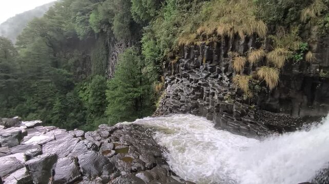 Cascada piedras bas&aacute;lticas, garganta del brujo Cunco Regi&oacute;n de la Araucan&iacute;a, Chile. 