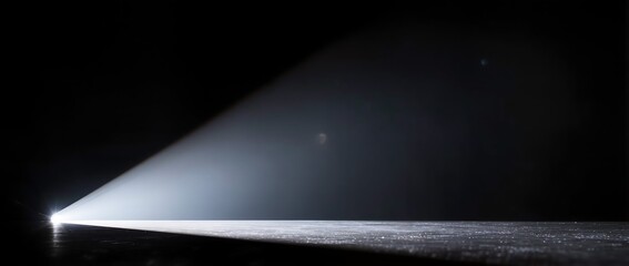 黒背景に広がる劇的な白色スポットライトの光景