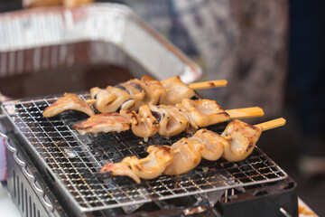屋台で調理中のイカ焼き
