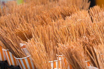 屋台で販売中のフライドパスタ
