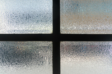 曇りガラスを使用したレトロな窓枠
