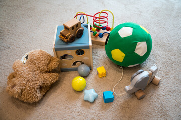 リビングに散らばった玩具
