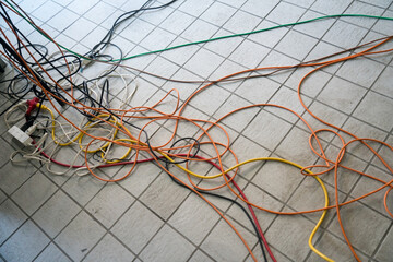 床に広がる電気配線と音響ケーブル
