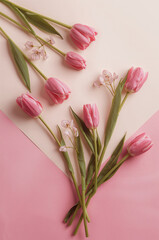 パステルカラーでまとめたチューリップ花束の縦型背景 祝福や記念日に使える春の表現. 生成AI