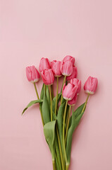 ふんわりマットな質感が魅力のピンクチューリップ花束 縦型の春背景デザイン. 生成AI