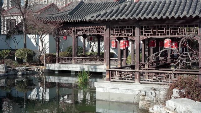 Rows of red lanterns hung along the veranda beside the pool, swaying gently in the breeze. The rippling water reflected off the eaves, creating patches of light.