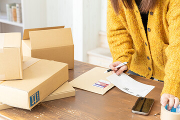 荷物の伝票を記入する手元