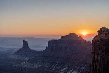 Fototapeta premium sunlight through the flat mountains